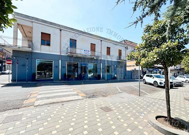 Intero palazzetto su piazza Marconi a Trecastagni