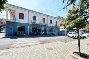 Intero palazzetto su piazza Marconi a Trecastagni