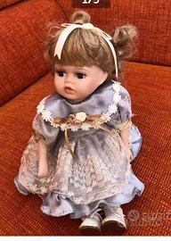 Bambola in porcellana con carillon