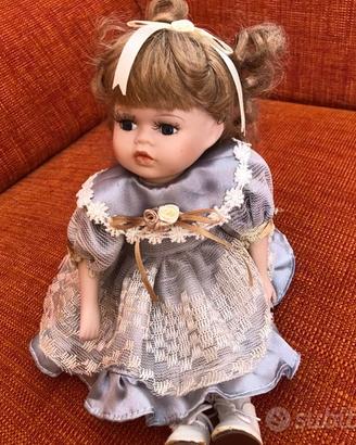 Bambola in porcellana con carillon