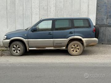 Nissan Terrano II 7 posti.