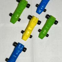 Mini F1 in plastica – colori vivaci, stile vintage