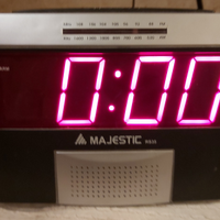 Radiosveglia con caratteri luminosi enormi