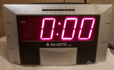 Radiosveglia con caratteri luminosi enormi