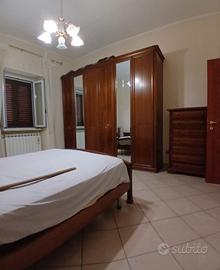 Set di mobili in legno per camera da letto