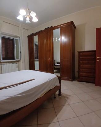 Set di mobili in legno per camera da letto