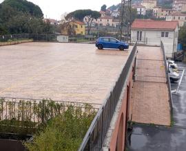 Box e Posti auto all'aperto ma chiusi da cancello