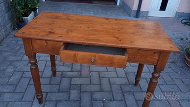 Tavolo in legno di circa 60 anni con cassetto