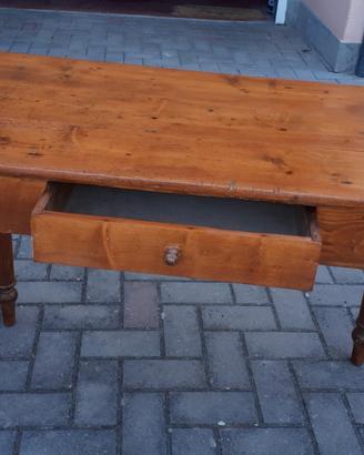 Tavolo in legno di circa 60 anni con cassetto