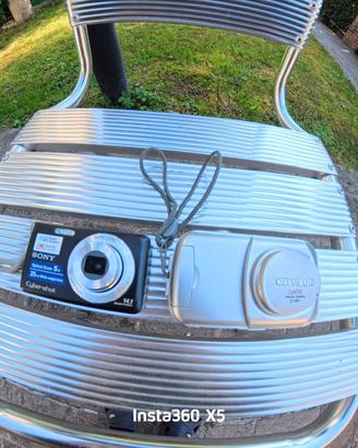 Sony Cyber-shot e una Olympus