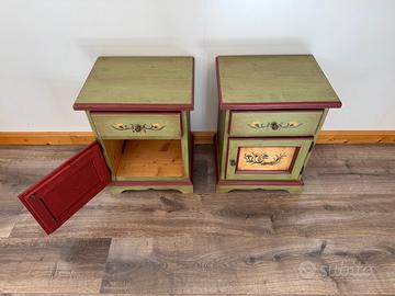 COPPIA COMODINI IN LEGNO MASSELLO DECORATI A MANO