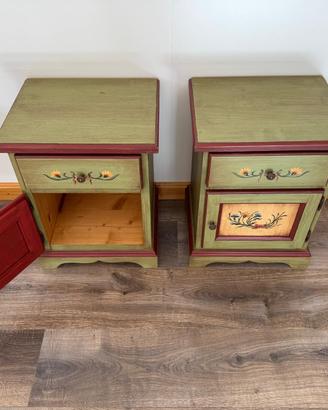 COPPIA COMODINI IN LEGNO MASSELLO DECORATI A MANO