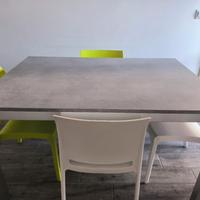 Tavolo con 4 sedie a Prato (PO)