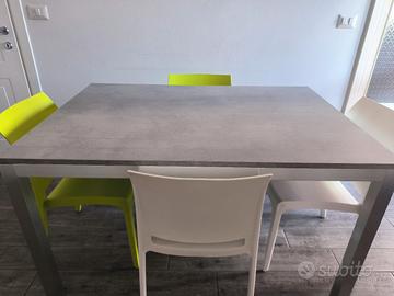 Tavolo con 4 sedie a Prato (PO)