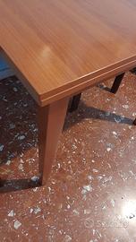Tavolo quadrato  in legno