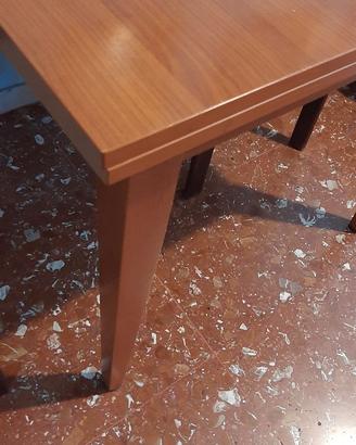 Tavolo quadrato  in legno