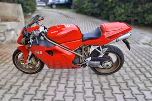 DUCATI 748 .
