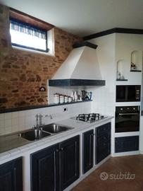 cucina in legno, finta muratura