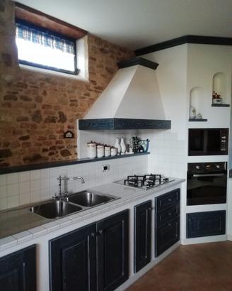 cucina in legno, finta muratura