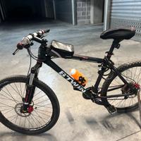 Mountain bike: Marca B-TWIN Rockrider