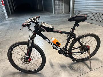 Mountain bike: Marca B-TWIN Rockrider