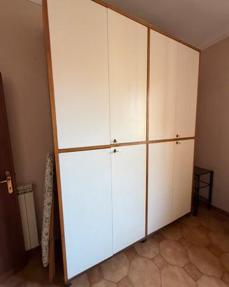 Armadio in legno grande