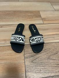 Ciabatte nere cons scritta oro