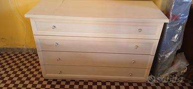 due cassettiere una moderna ed una in stile 
