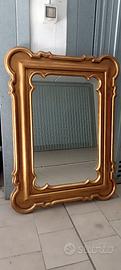 Specchio con cornice in legno dorata
