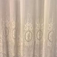 Belle tende a decori traforati e mantovana
