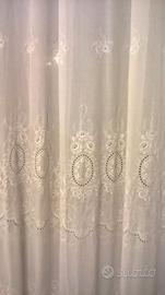 Belle tende a decori traforati e mantovana
