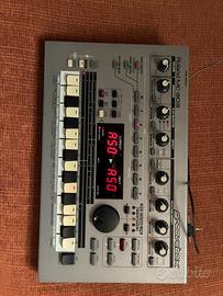 Roland MC-303 Groovebox – 200€