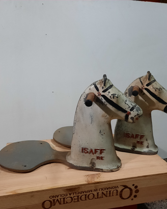 Testa di cavallo con seduta per altalena del 1940