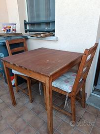 tavolo con sedie in legno
