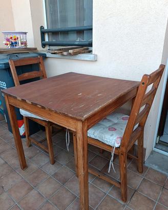 tavolo con sedie in legno