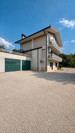 Villa singola con ampia area esterna