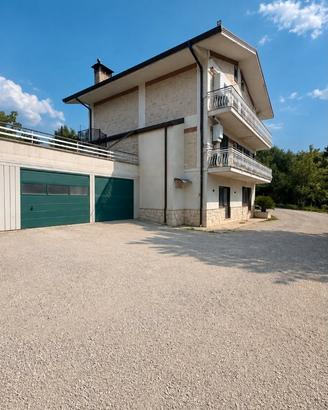 Villa singola con ampia area esterna