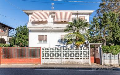 MARNATE - VILLA TRIFAMILIARE CON BOX SINGOLO