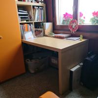 Scrivania con scaffale libreria integrato
