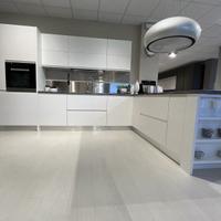 Cucina bianco laccato opaco con penisola