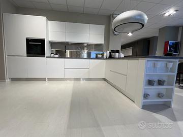 Cucina bianco laccato opaco con penisola