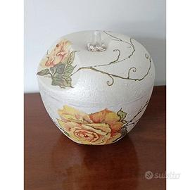 Mela grande in plastica a decoupage