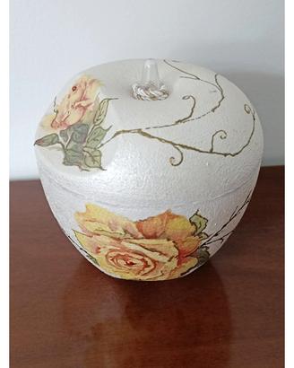 Mela grande in plastica a decoupage
