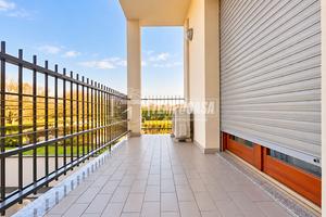 Trilocale luminoso con balcone e box a Seregno