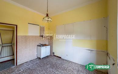 INTERO CORTILE CON NEGOZI E PERTINENZE