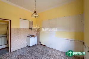 INTERO CORTILE CON NEGOZI E PERTINENZE