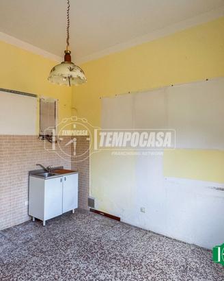 INTERO CORTILE CON NEGOZI E PERTINENZE