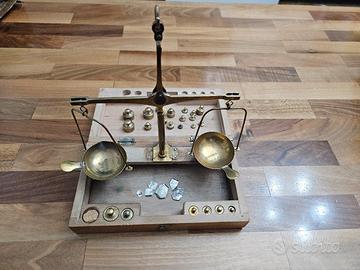 Bilancia di precisione antica P. Sessanta con pesi