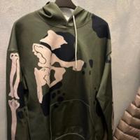 Felpa verde con scheletro