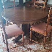 Mobile sala con tavolo e sedie